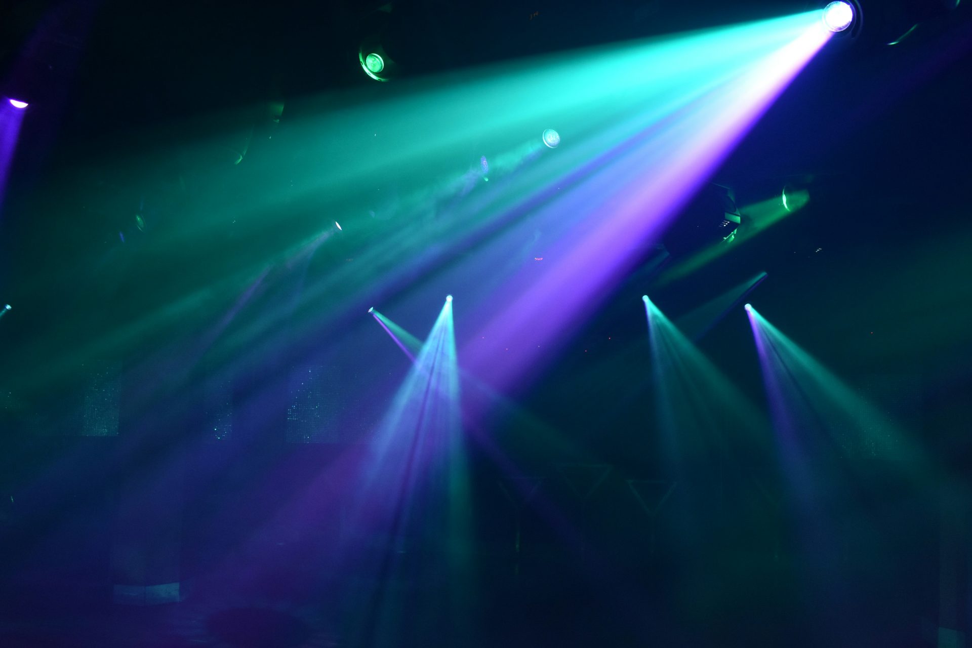 une foule de personnes à un concert